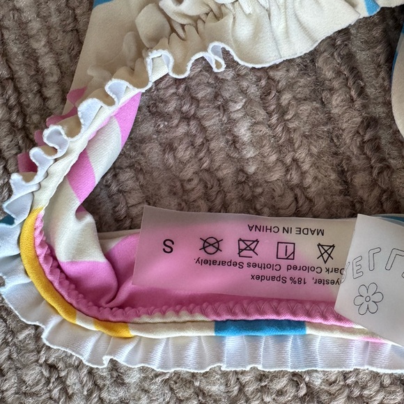 Aurelle Ruffle Abstract Bikini Set - Picture 3 of 4